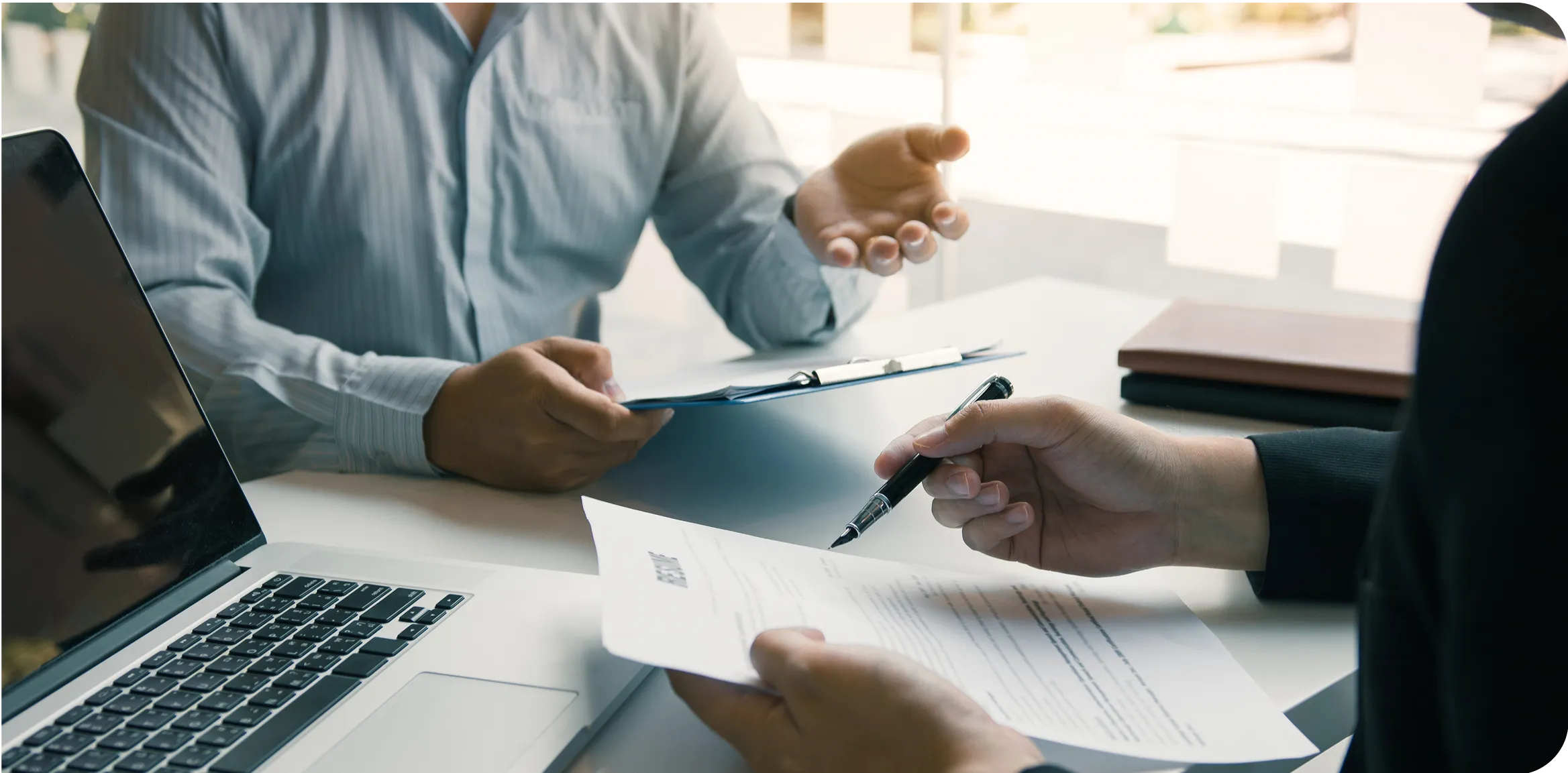 会議をする男性たち