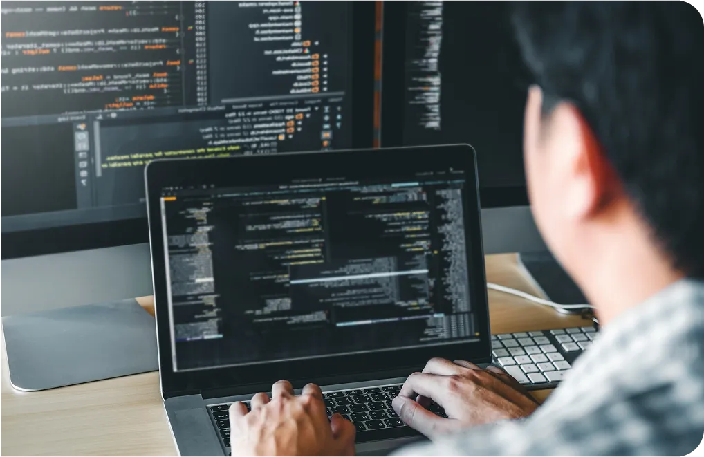 コードを書く男性